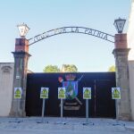 Imagen de la puerta de acceso a la Caserna de Sant Boi, llena de carteles de Òmnium