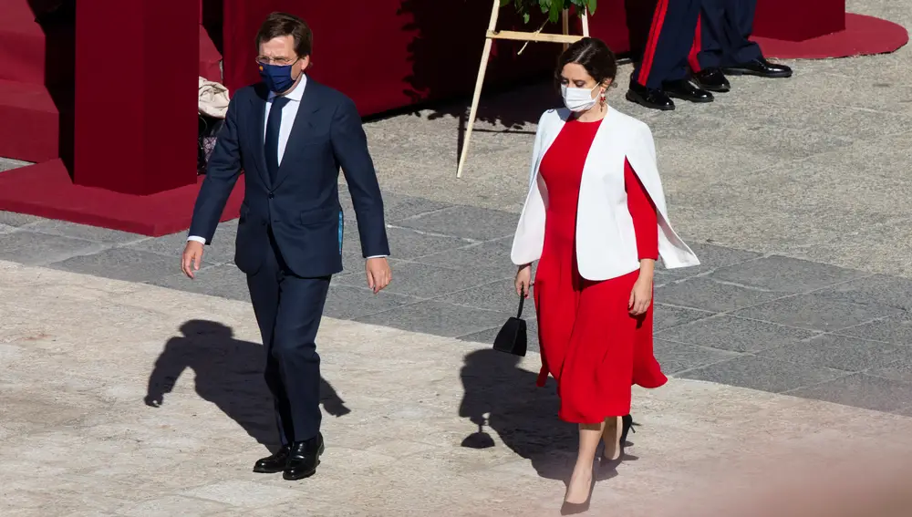 El nivel de estilo de la presidenta de la Comunidad de Madrid es bastante elevado. Gustan mucho sobre todo los guiños que hace con sus trajes, como el del pasado 12 de octubre vistiendo los colores de la bandera de la comunidad. Sus peinados son otro de sus fuertes.