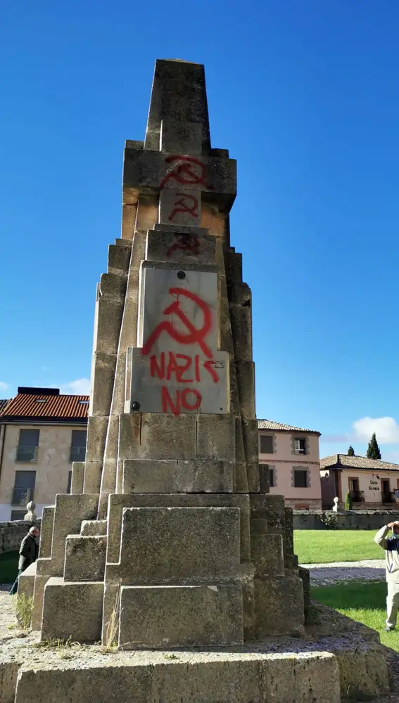 El monumento a los caídos de la iglesia de Santa María la Real de Sasamón (Burgos) amanece con pintadas contra Vox, ensalzando el comunismo y contra el nazismo