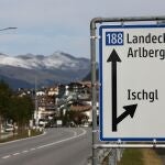 Señal de tráfico indicando la estación de esquí austriaca de Ischgl