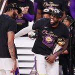 LeBron James, con su trofeo de MVP, celebra el título con Anthony Davis