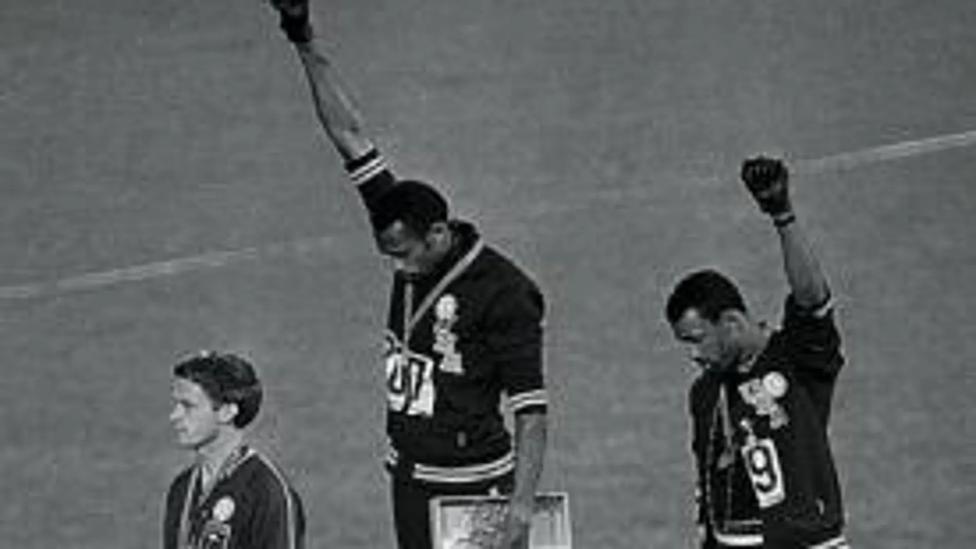 Tom Smith y John Carlos, puño en alto en el podio