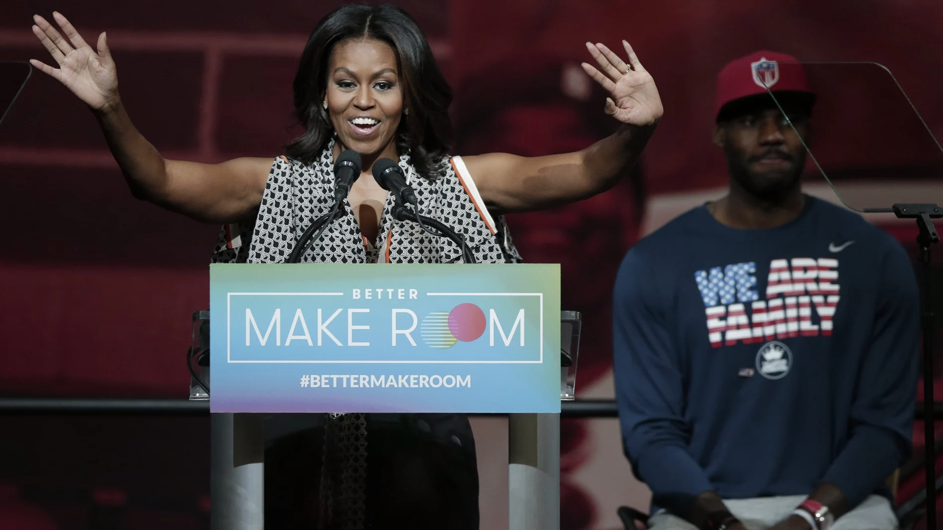 LeBron James, en un acto en Ohio con Michelle Obama