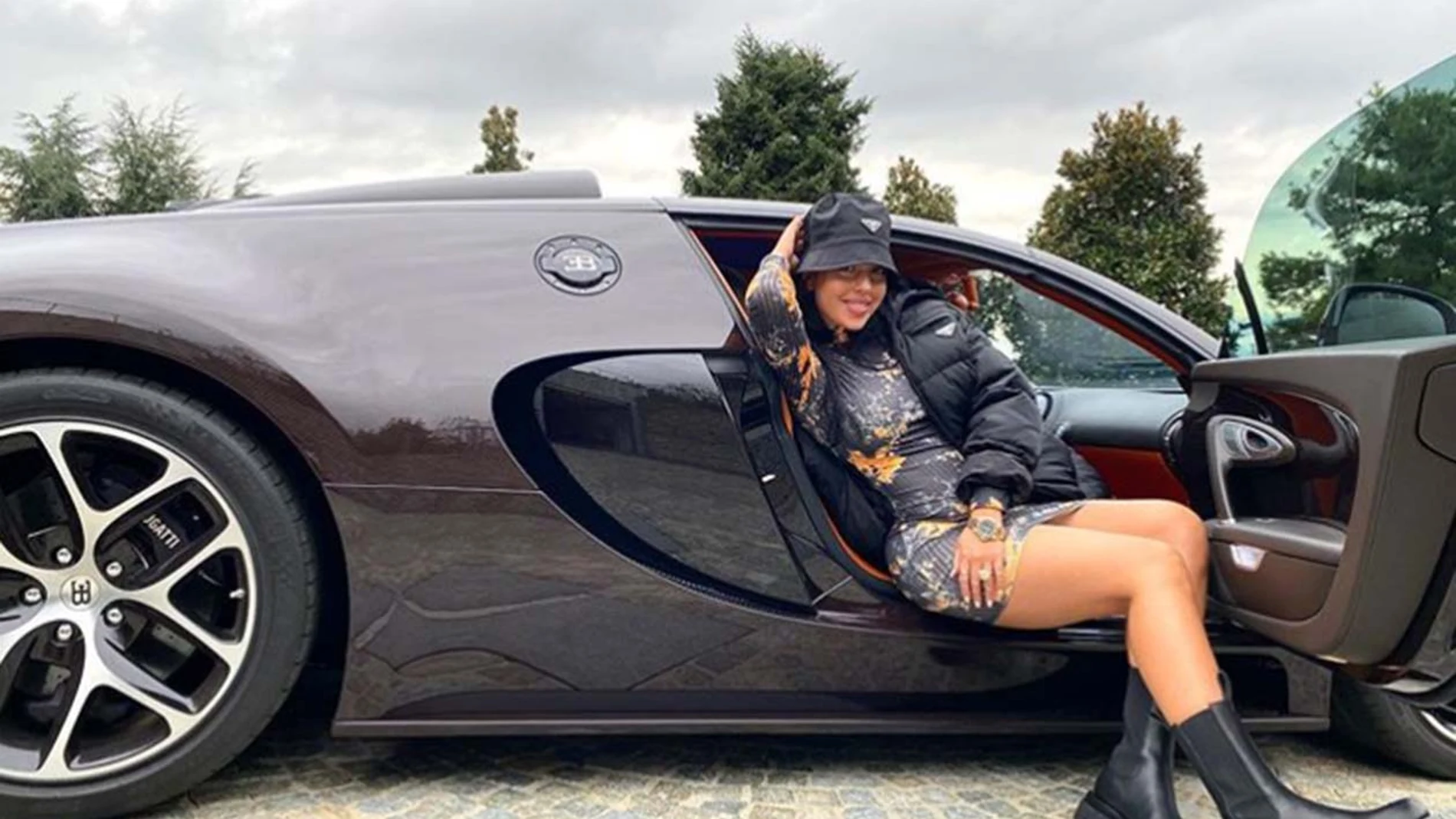 Georgina Rodríguez, pareja de Cristiano Ronaldo, subida en un Bugatti del futbolista.