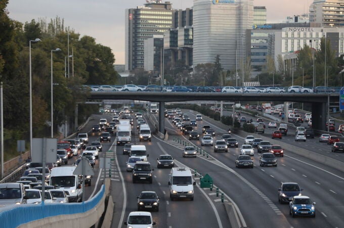 Tráfico en la M30 a la altura del puente de Ventas a primera hora de la mañana del viernes, en Madrid, horas antes de que se decreaase el esatdo de alarma en la capital de España
