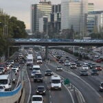 Tráfico en la M30 a la altura del puente de Ventas a primera hora de la mañana del viernes, en Madrid, horas antes de que se decreaase el esatdo de alarma en la capital de España