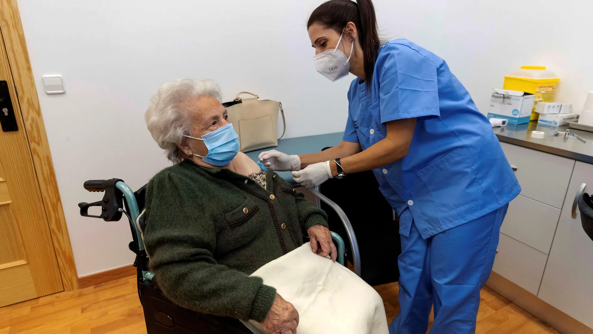 Una enfermera vacuna a una mujer