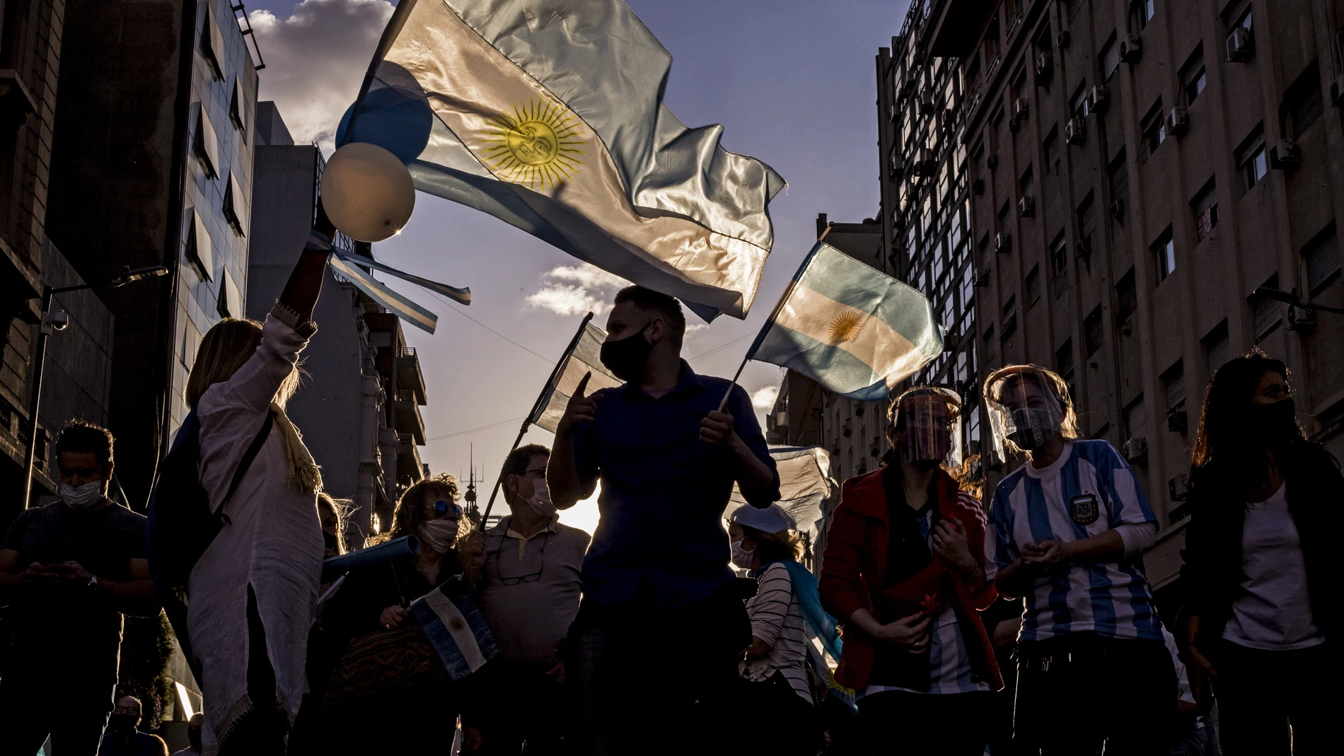 12 October 2020, Argentina, Buenos Aires: People hold flags of Argentina during an anti-quarantine protest, amid the outbreak of the coronavirus. Photo: Roberto Almeida Aveledo/ZUMA Wire/dpa12/10/2020 ONLY FOR USE IN SPAIN