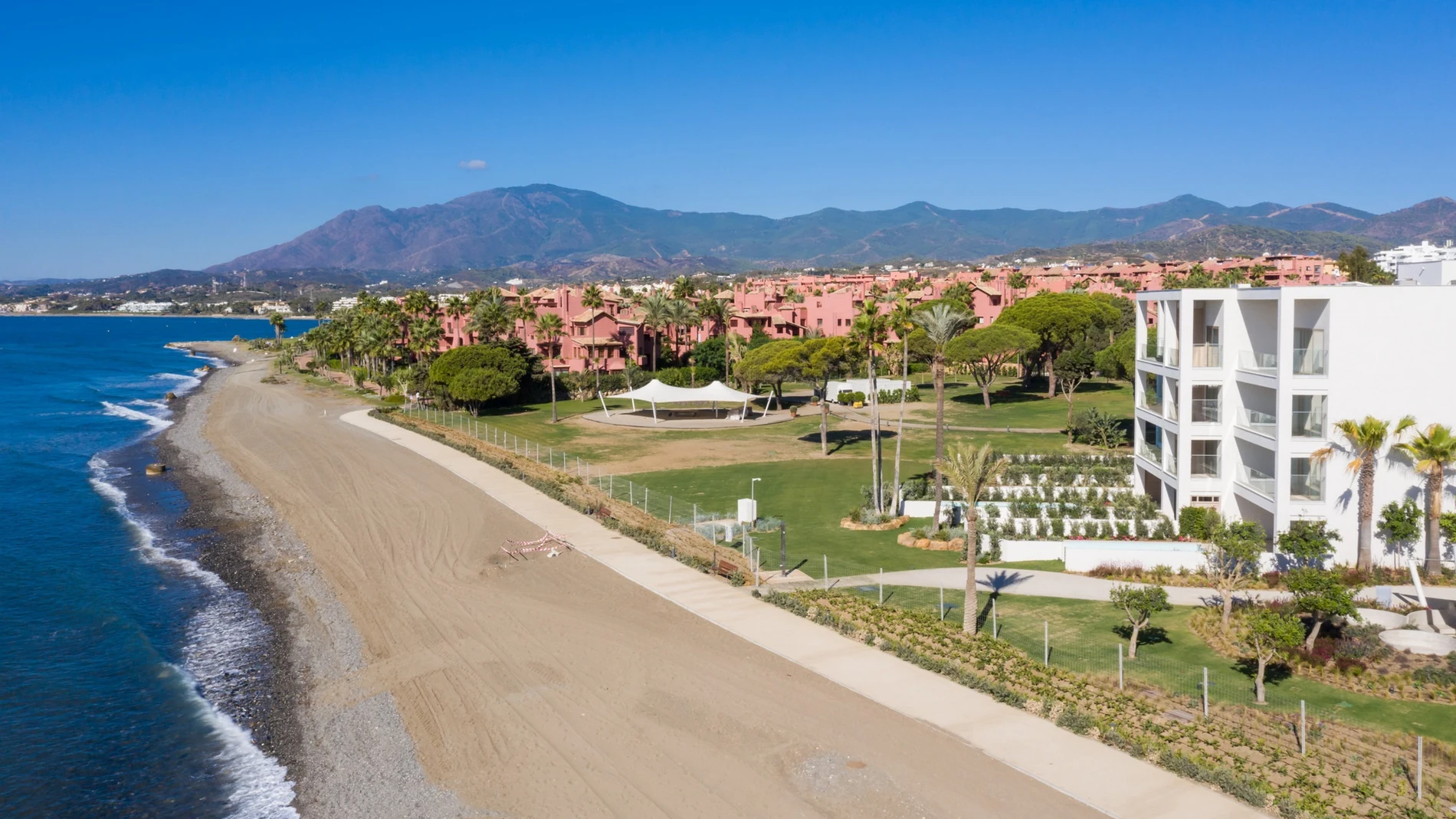 La Senda Litoral avanza en Estepona con la apertura de otro tramo