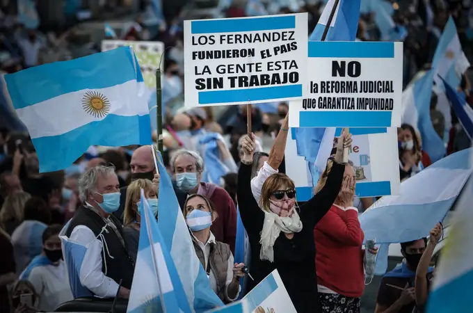 Se abre la grieta en Argentina: miles de personas se echan a las calles en contra del gobierno