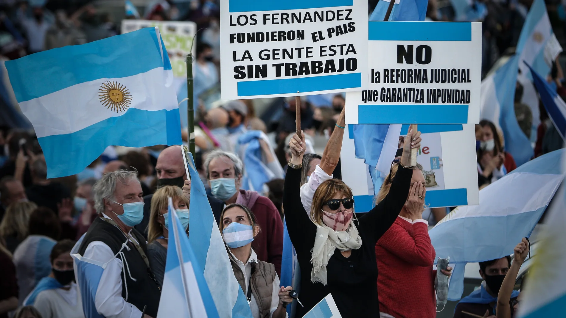 Miles de personas marcharon contra el Gobierno de Alberto Fernández frente al Obeslico de la ciudad de Buenos Aires (Argentina)