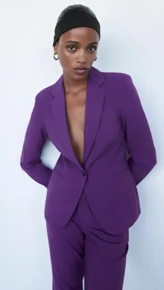 Blazer y pantalón color púrpura de Zara