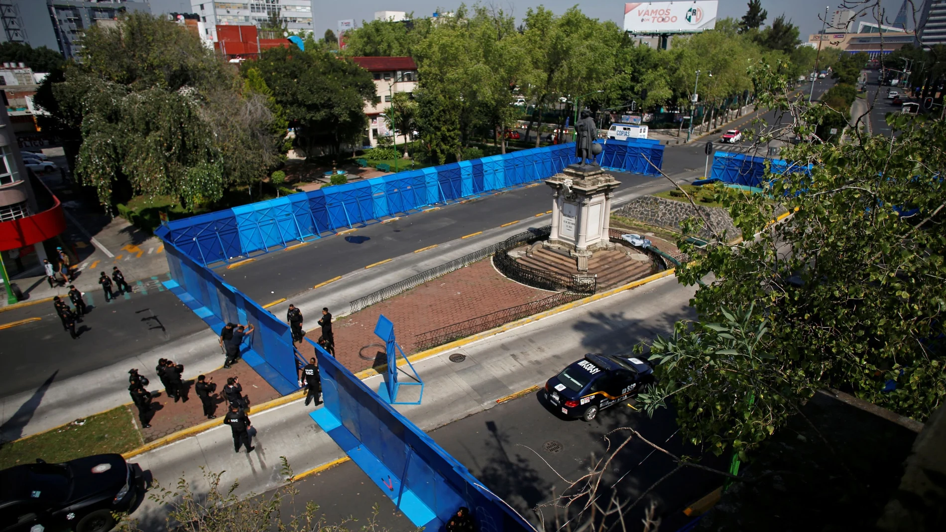 Policías custodian la estatua de Colón en Ciudad de México en el día de la Hispanidad