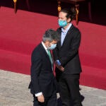 El Presidente del Tribunal Supremo, Carlos Lemes, pasa por delante del Vicepresidente Pablo Iglesias, el pasado día 12 en la conmemoración de la Fiesta Nacionl