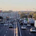 Tráfico en la autovía A-4 con la M-50 a primera hora de la mañana, en Madrid