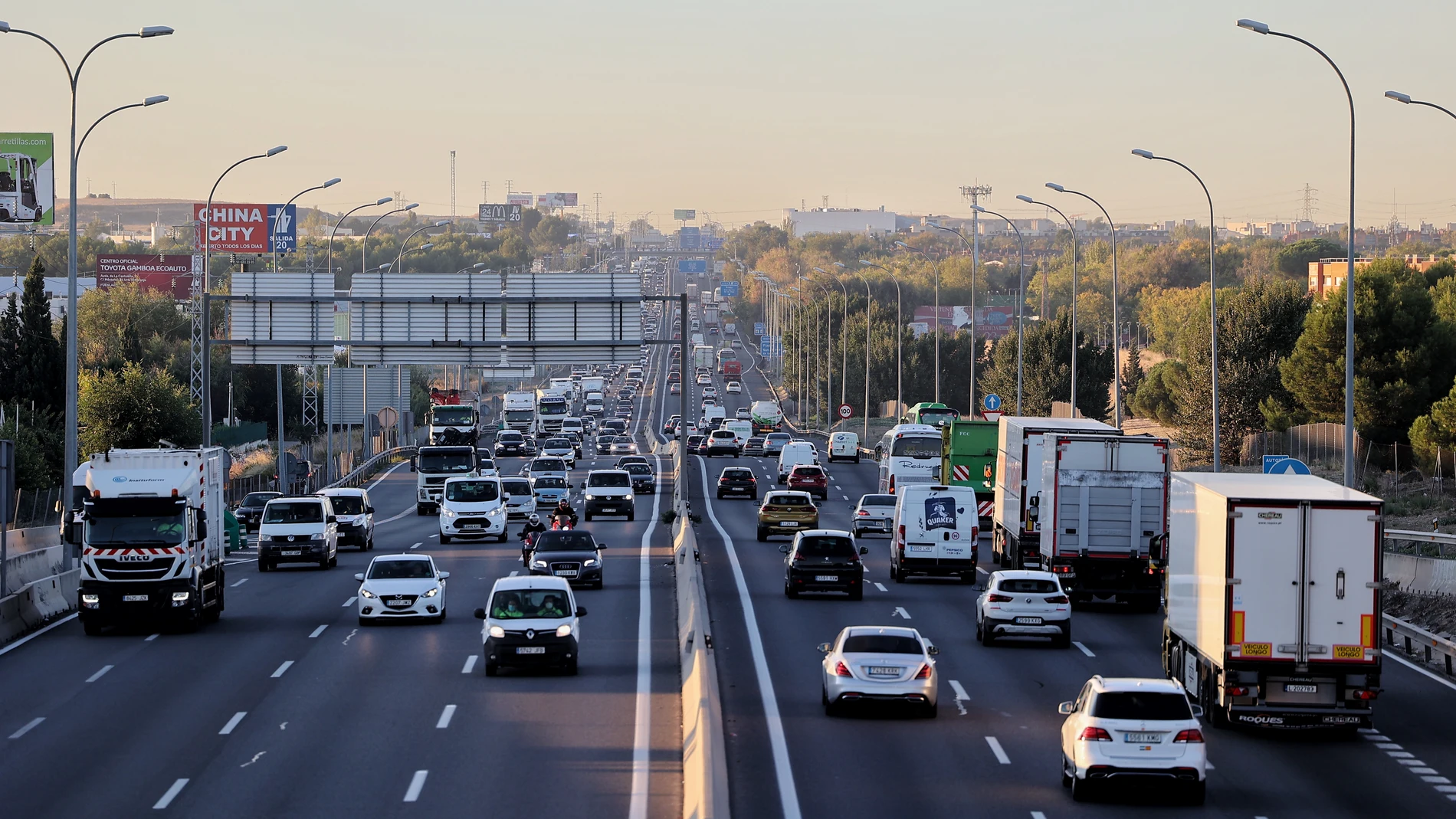 Tráfico en la autovía A-4 con la M-50 a primera hora de la mañana, en Madrid