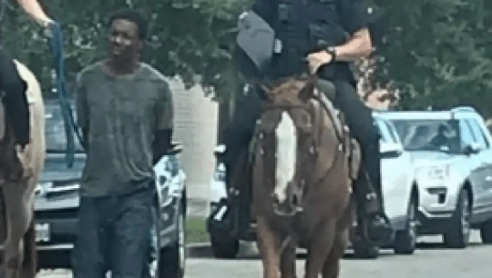 Imagen del vídeo que muestra a Donald Neely atado a una cuerda y llevado por dos policías blancos a caballo
