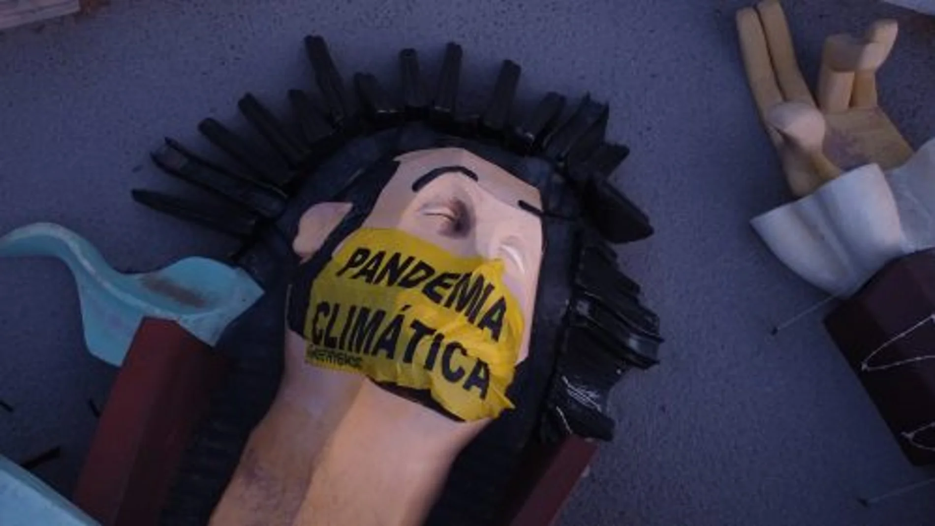 Imagen de la mascarilla que le han colocado al famoso Gulliver del parque valenciano
