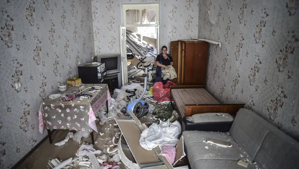 Una mujer dentro de su casa después de dos días de bombardeos por parte de la artillería armenia en Ganja, Azerbaiyán