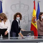 La ministra de Hacienda y ministra Portavoz María Jesús Montero (c), La ministra de Trabajo Yolanda Díaz (i), y la ministra de Igualdad Irene Montero