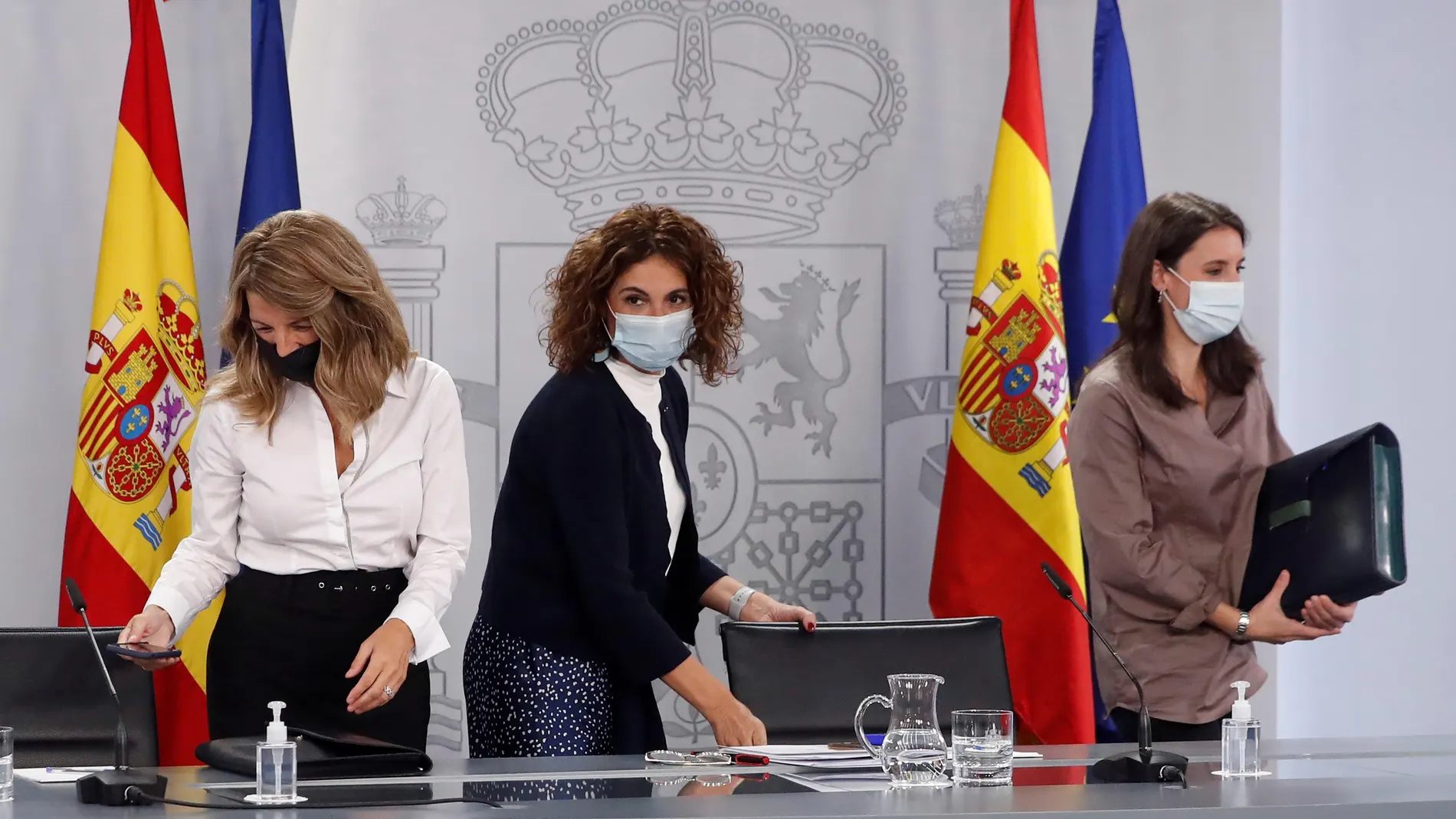 La ministra de Hacienda y ministra Portavoz María Jesús Montero (c), La ministra de Trabajo Yolanda Díaz (i), y la ministra de Igualdad Irene Montero