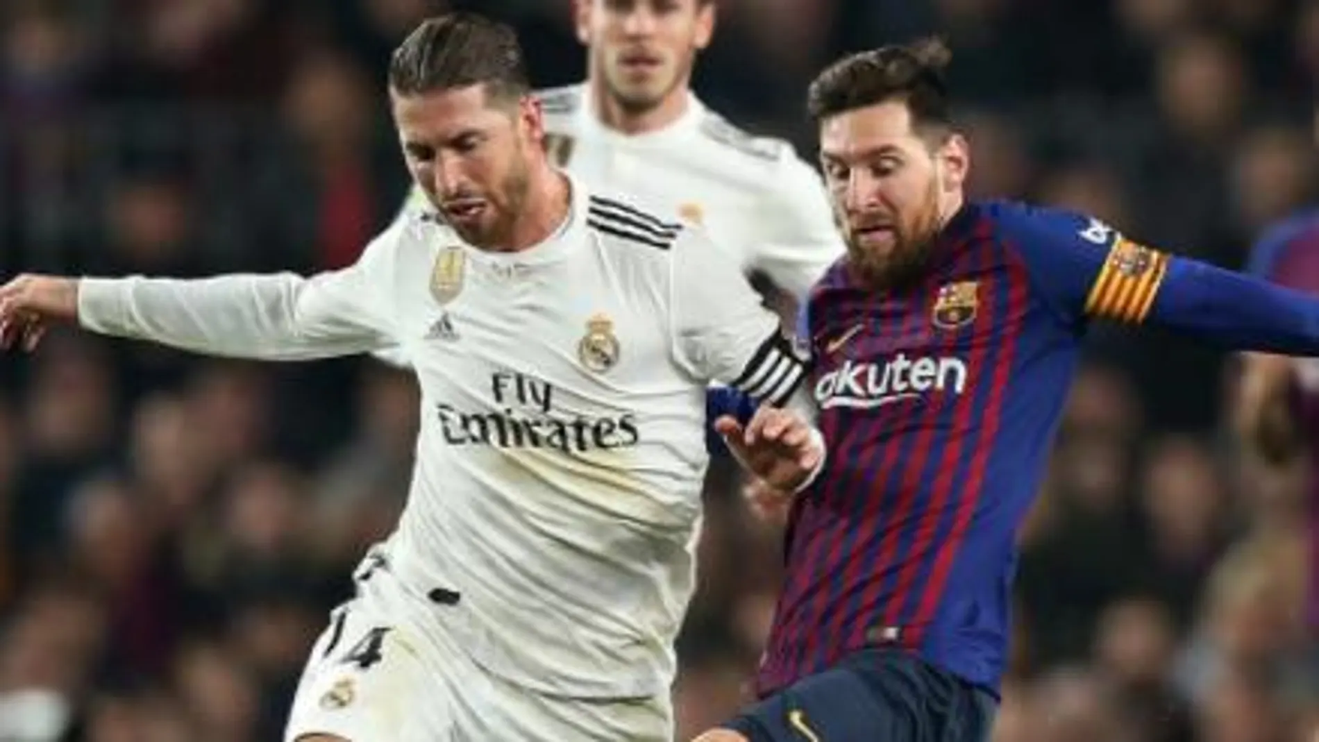 Ramos y Messi durante el último clásico en Barcelona