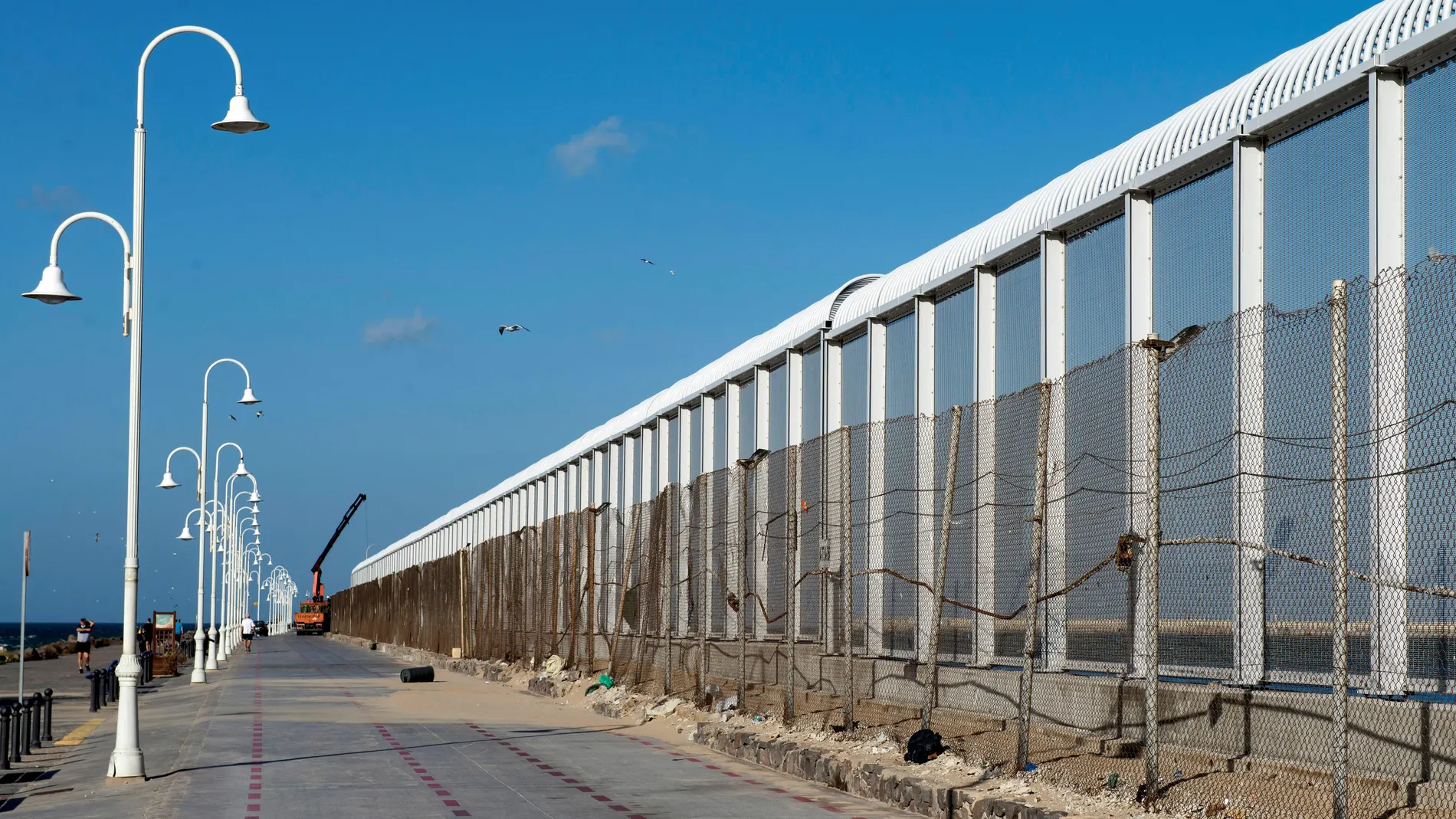 Imagen de la nueva valla fronteriza de 10 metros de altura instalada en Melilla, en la zona sur entre el paso fronterizo de Beni Enzar y el Dique Sur. EFE/Blasco de Avellaneda