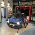 El coche que empotrado en la comisaría de Mossos de Ripoll. @SAP_MOSSOS