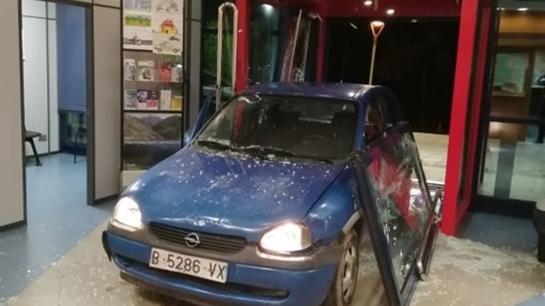 El coche que empotrado en la comisaría de Mossos de Ripoll. @SAP_MOSSOS