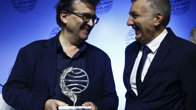 El escritor Javier Cercas (2i), ganador del LXVIII Premio Planeta de Novela con su obra "Terra Alta", y el finalista Manuel Vila (c), tras recibir el galardón en Barcelona en el transcurso de una cena literaria celebrada el pasado año en el Museo Nacional de Arte de Cataluña (MNAC).