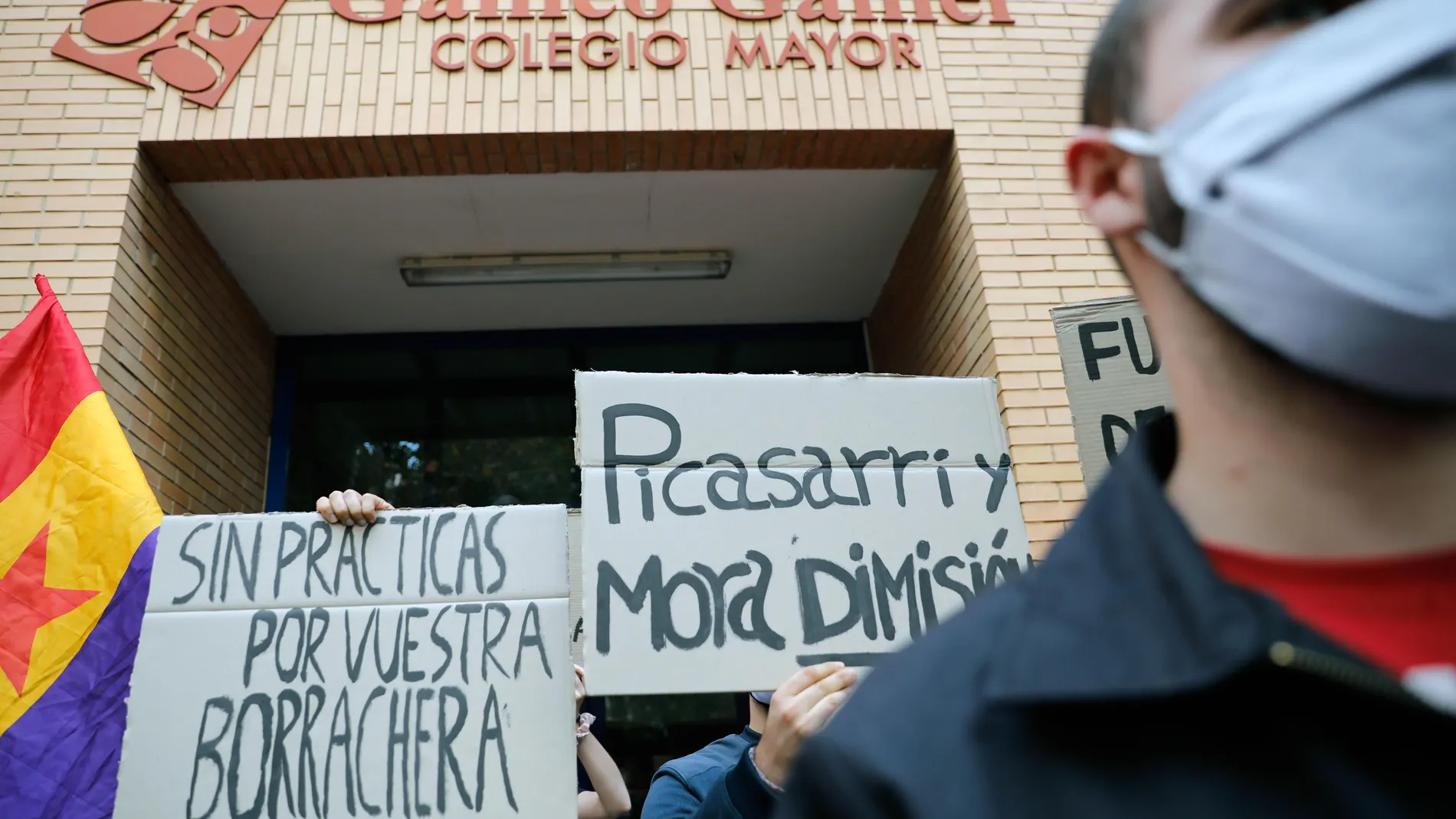 La organización "Estudiantes en lucha" celebró una concentración en octubre frente al colegio mayor Galileo Galilei de València, por la primera fiesta que se organizó