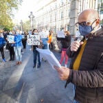 protesta de padres de seis colegios concertados de Valladolid frente a la Consejería de Sanidad, en Valladolid