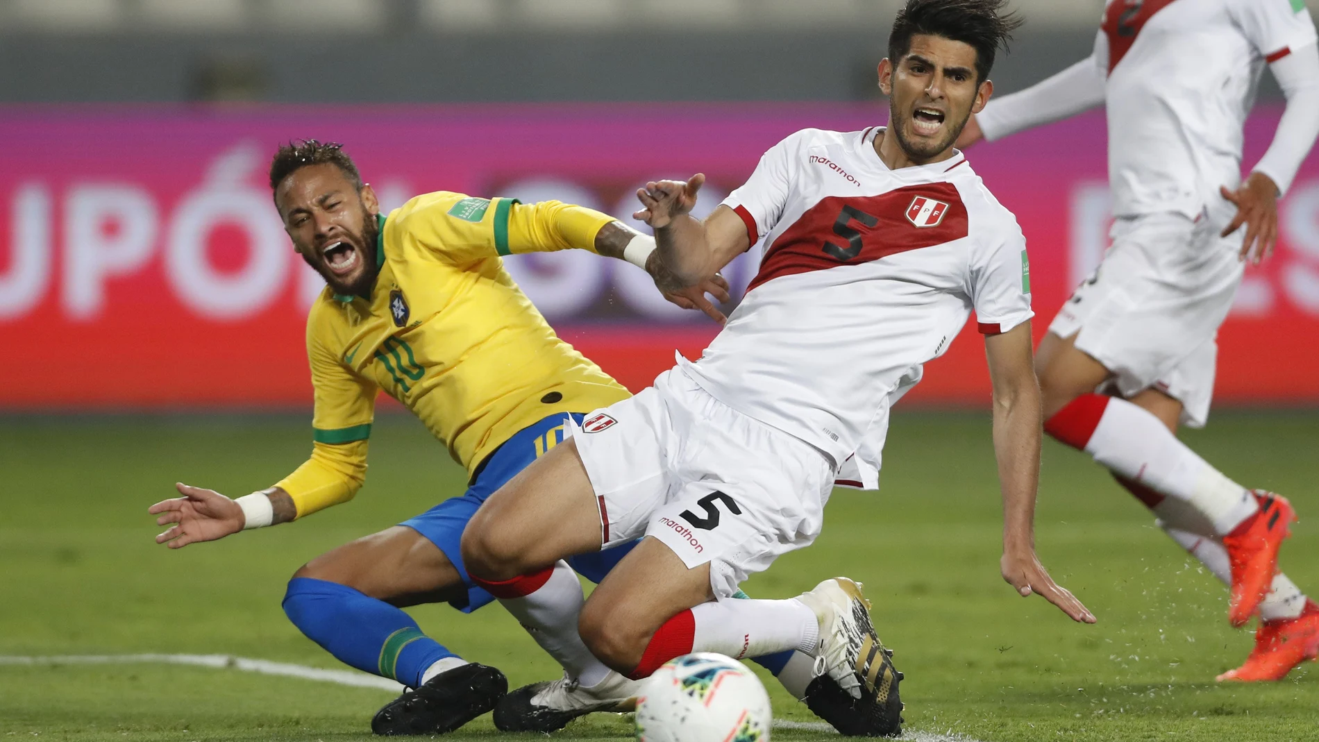 El árbitro Julio Bascuñán señaló como penalti esta acción entre Carlos Zambrano y Neymar.