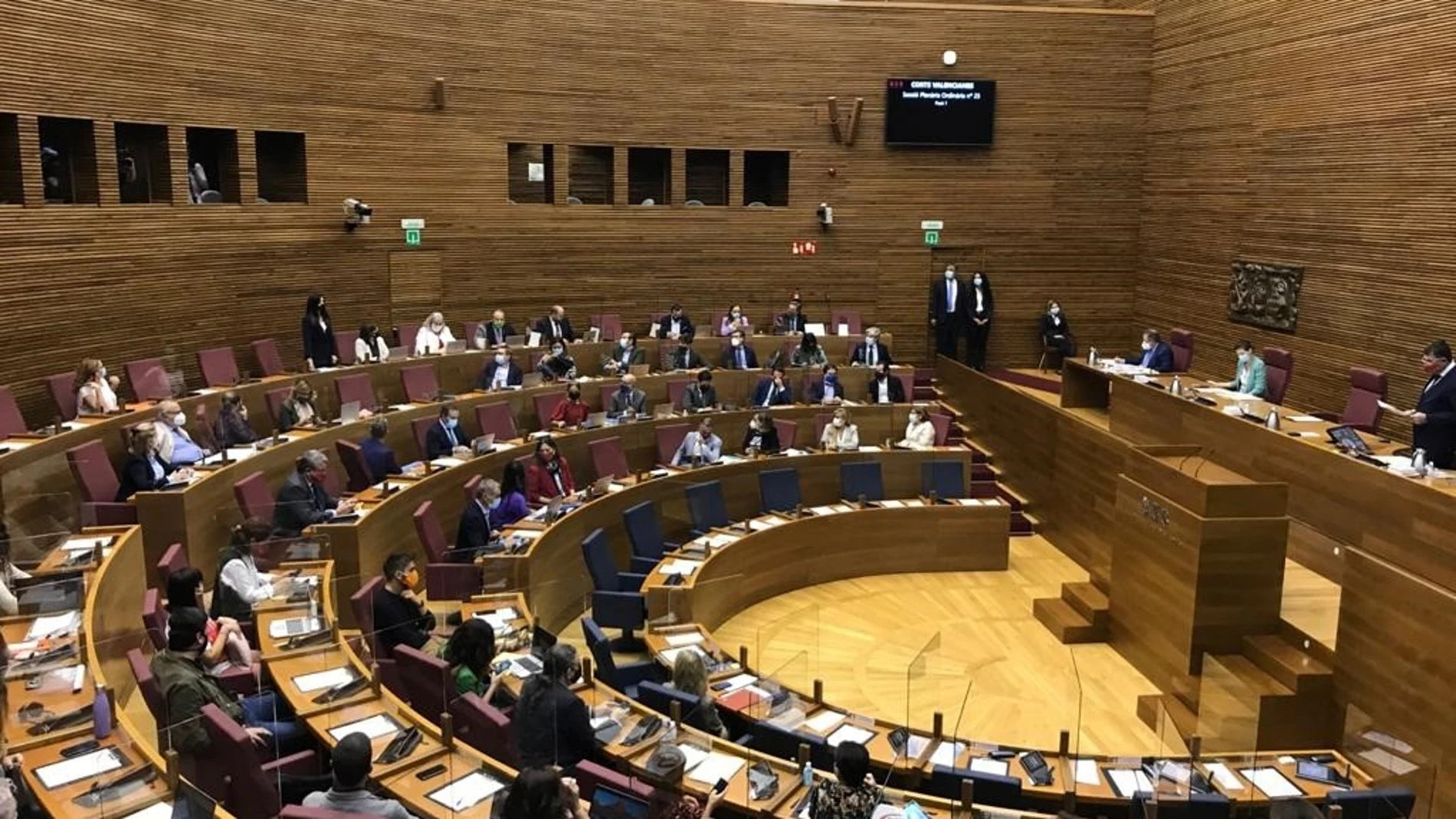Les Corts estrenaron en el último pleno las mamparas que, en principio, iban a permitir la asistencia de todos los diputados de forma simultánea