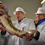El "premier" británico, Boris Johnson, visita un mercado de pescado en Grimsby, en el noreste de Inglaterra