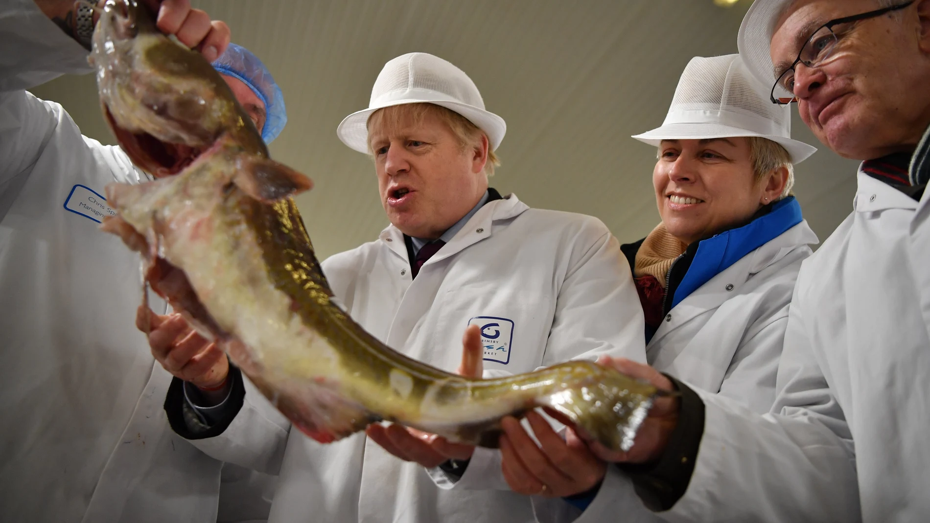 El "premier" británico, Boris Johnson, visita un mercado de pescado en Grimsby, en el noreste de Inglaterra