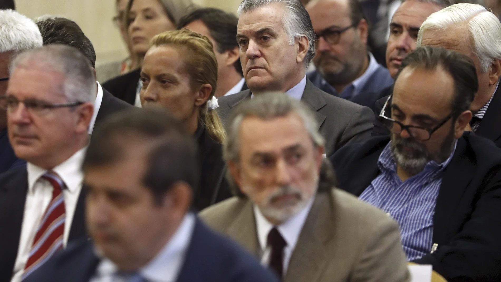 Francisco Correa (d), presunto cabecilla de la trama Gürtel Luis Barcenas y otros acusados en la la Audiencia Nacional en San Fernando de Henares durante el primer macro juicio a la red de corrupción.