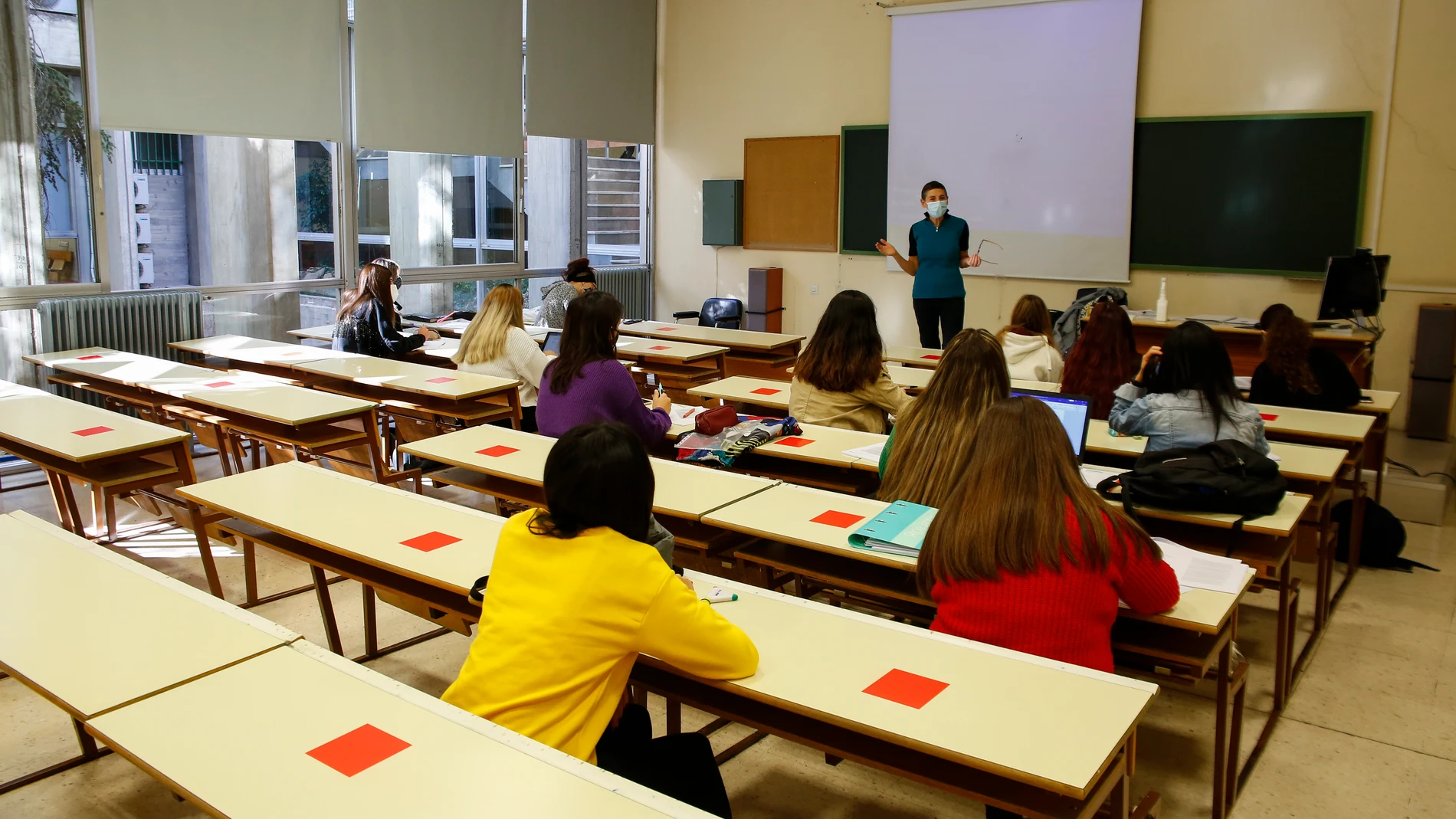 Imagen de archivo de un aula de la Universidad de Granada durante el presente curso académico