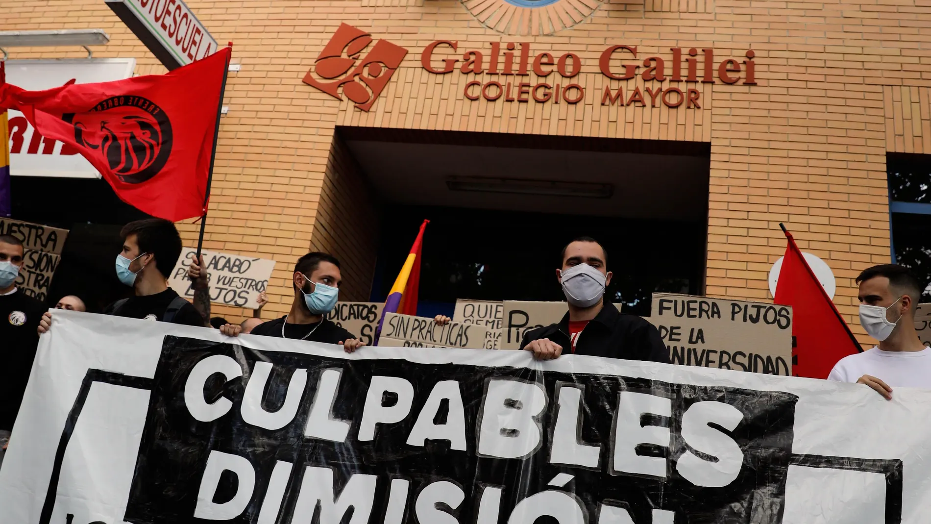 La organización "Estudiantes en lucha" celebraron una concentración frente al colegio mayor Galileo Galilei de València, donde el pasado 26 de septiembre se celebró una fiesta que fue el origen de un brote con más de 160 contagiados de covid-19 en varias universidades, para reclamar medidas contra los culpables.