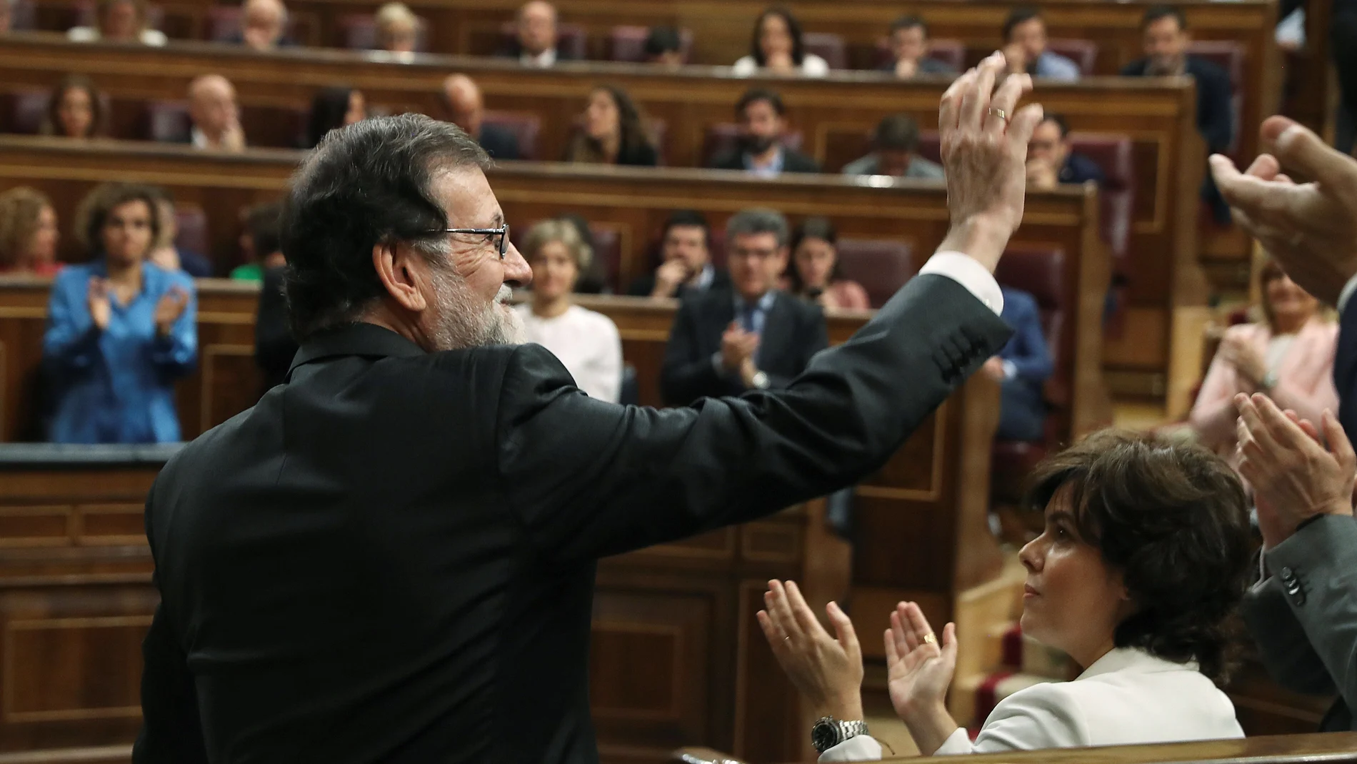 El presidente del gobierno Mariano Rajoy, saluda tras intervenir ante el pleno del hemiciclo del Congreso en el debate de la moción de censura presentada por el PSOE.