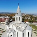 Fotografía tomada con un dron de la Catedral de Shushá, dañada por los bombardeos en Nagorno Karabaj, este miércoles