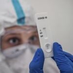 La evolución defectuosa de los anticuerpos IgG resulta en una respuesta inmunitaria insuficiente para acabar con el virus en el organismo.