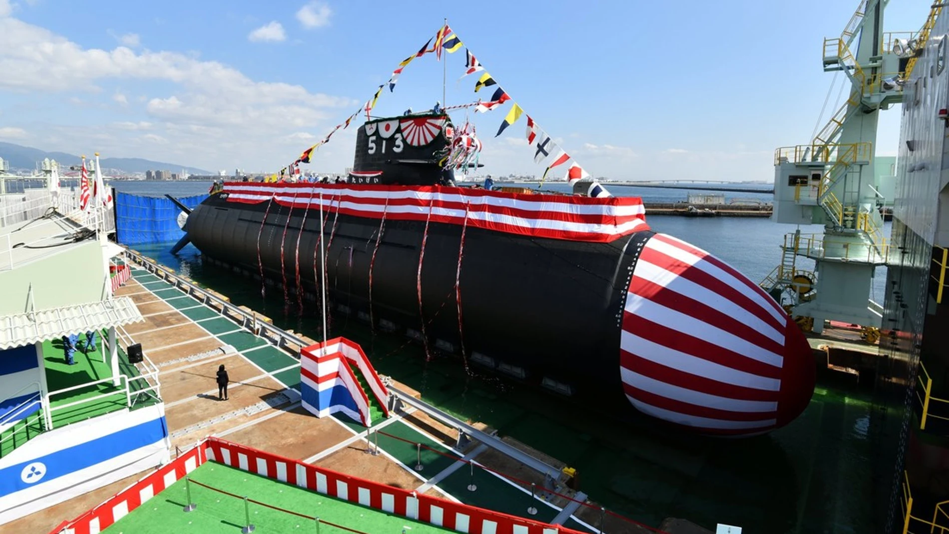El nuevo submarino Taigei atracado en un muelle del puerto de Kobe (Japón)