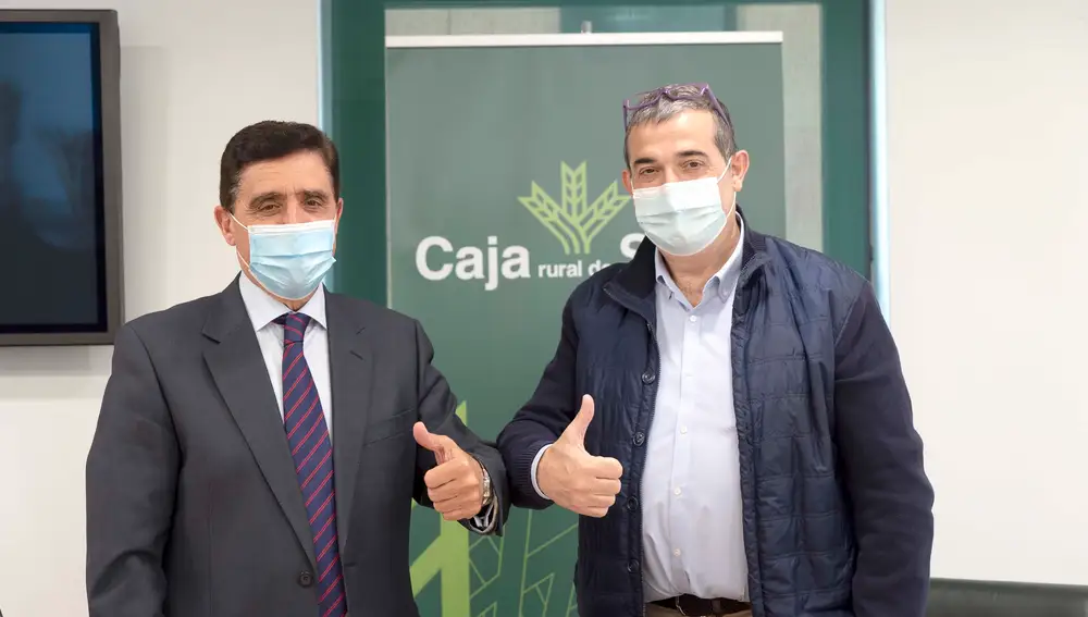 El presidente de Caja Rural, Carlos Martínez, y el de la Cámara de Comercio de Soria, Alberto Santamaría, suscriben los acuerdos