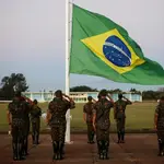 Soldados brasileños frente a la bandera nacional en el Palacio de la Alvorada en Brasilia, Brasil