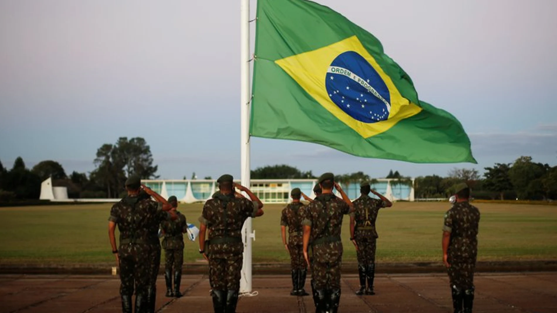 Soldados brasileños frente a la bandera nacional en el Palacio de la Alvorada en Brasilia, Brasil