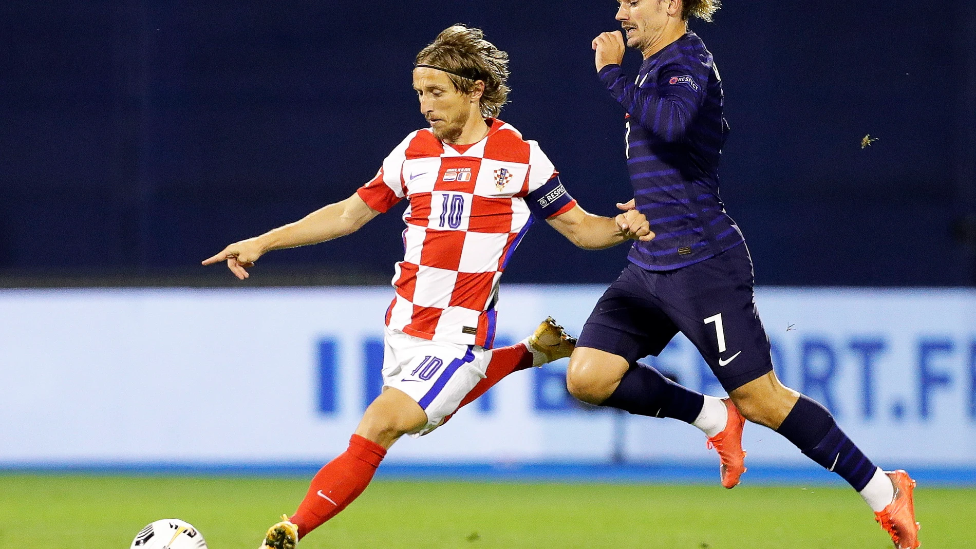 Antoine Griezmann pelea por un balón con Luka Modric durante el Croacia-Francia de la Liga de Naciones.