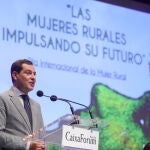 El presidente de la Junta, Juanma Moreno, en la inauguración de las jornadas de Afammer con ocasión del Día de las Mujeres Rurales