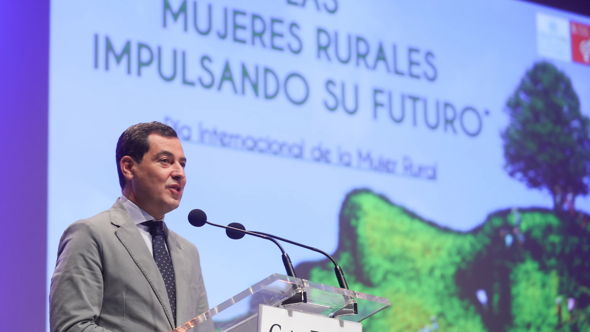 El presidente de la Junta, Juanma Moreno, en la inauguración de las jornadas de Afammer con ocasión del Día de las Mujeres Rurales