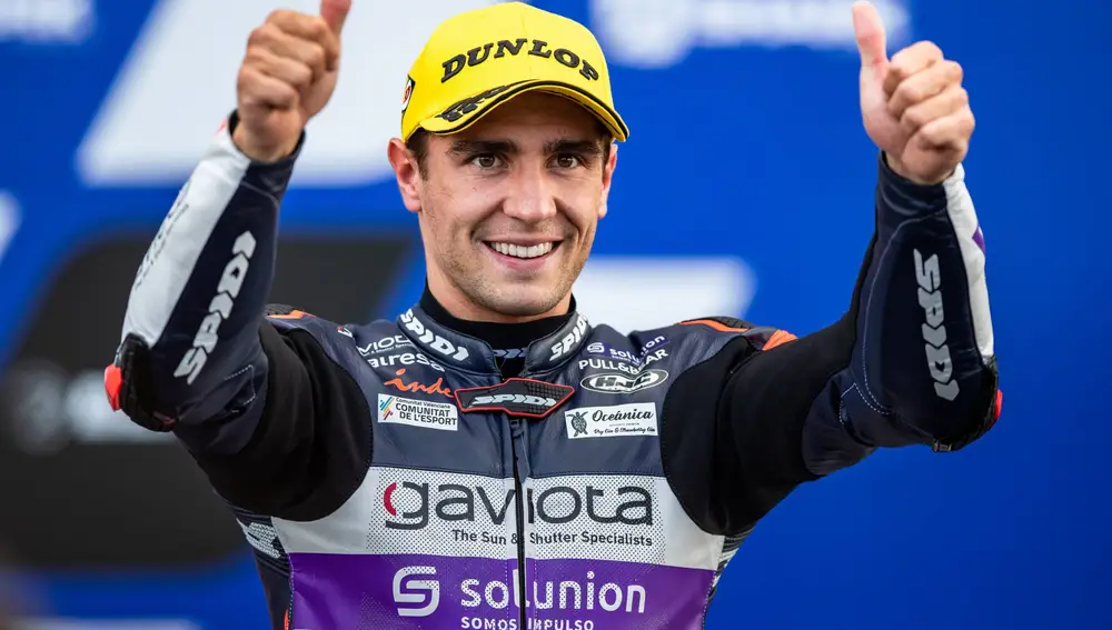 El piloto español Albert Arenas celebrando una victoria en el Mundial de Motociclismo